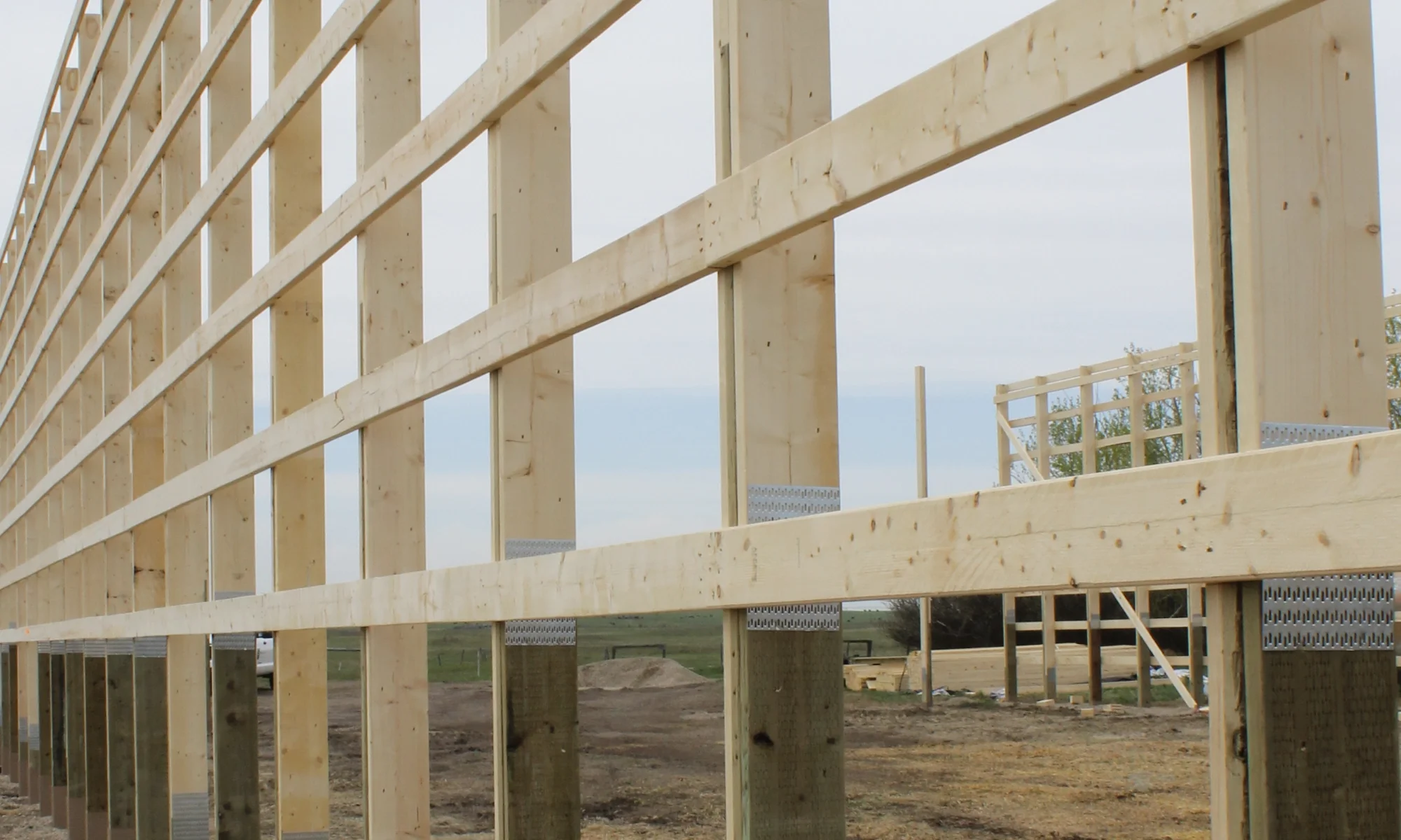 The eave wall of in-progress barndominium construction