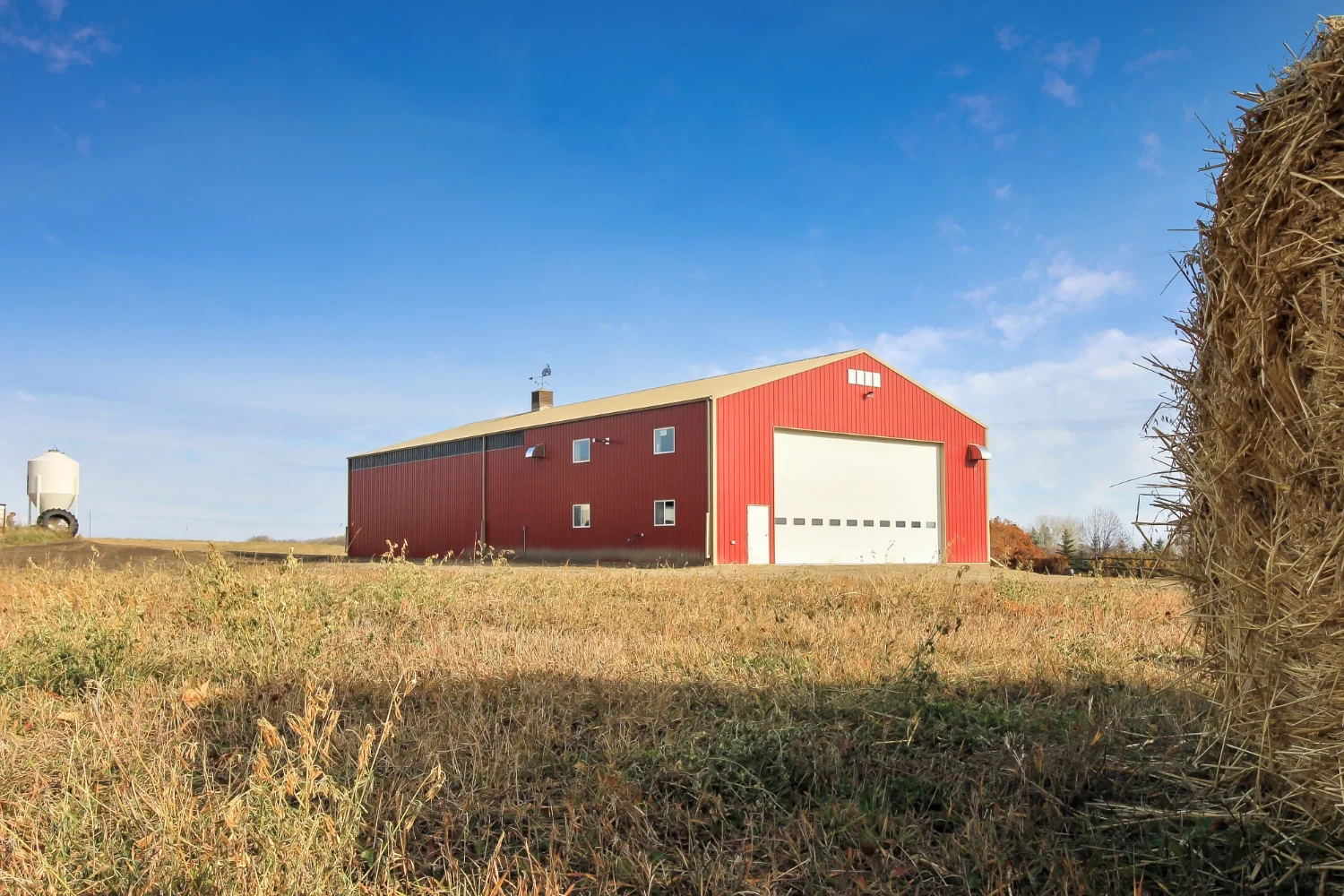 An off-centred shop building shows two different zones inside. A workshop and a storage section.