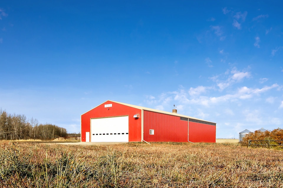 Combined farm building with insulated shop and cold storage sections