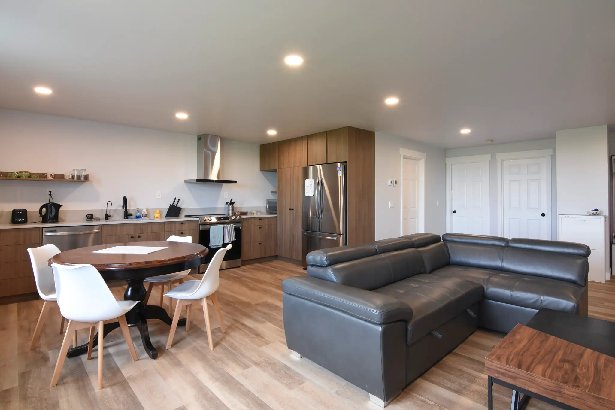 Modern guest suite in a post frame 40' x 60' shop with living quarters