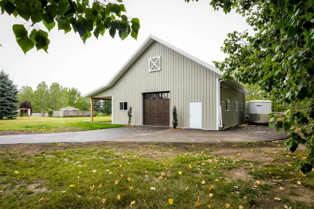 Custom 32' x 42' horse barn with a classic aesthetic